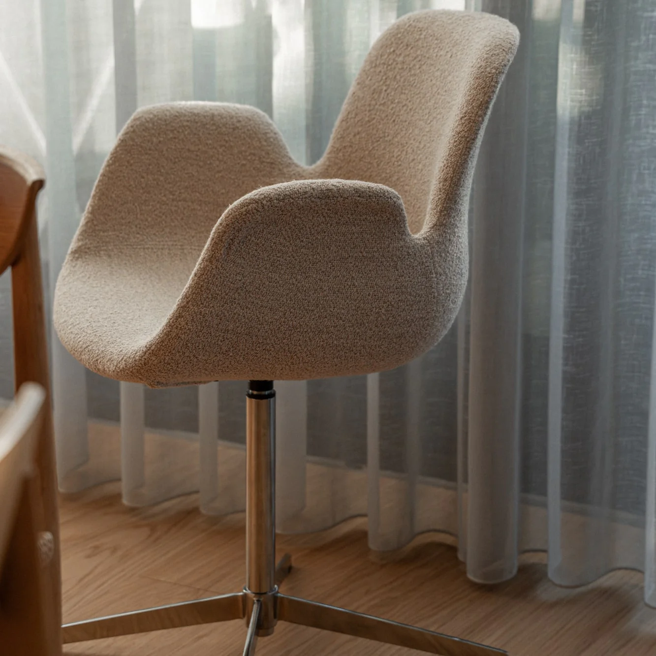 Chrome spisebordsstol, armlæn | Drejefunktion | Bouclé - Image 4